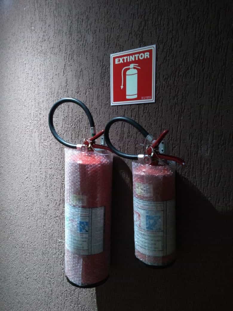 extintor instalado em um condominio