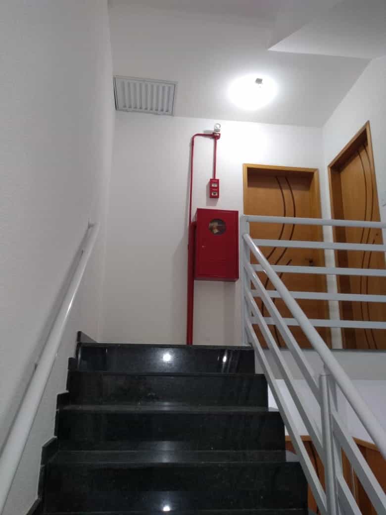 Instalação da Caixa do Hidrante em um Edificio Perto dos Apartamentos